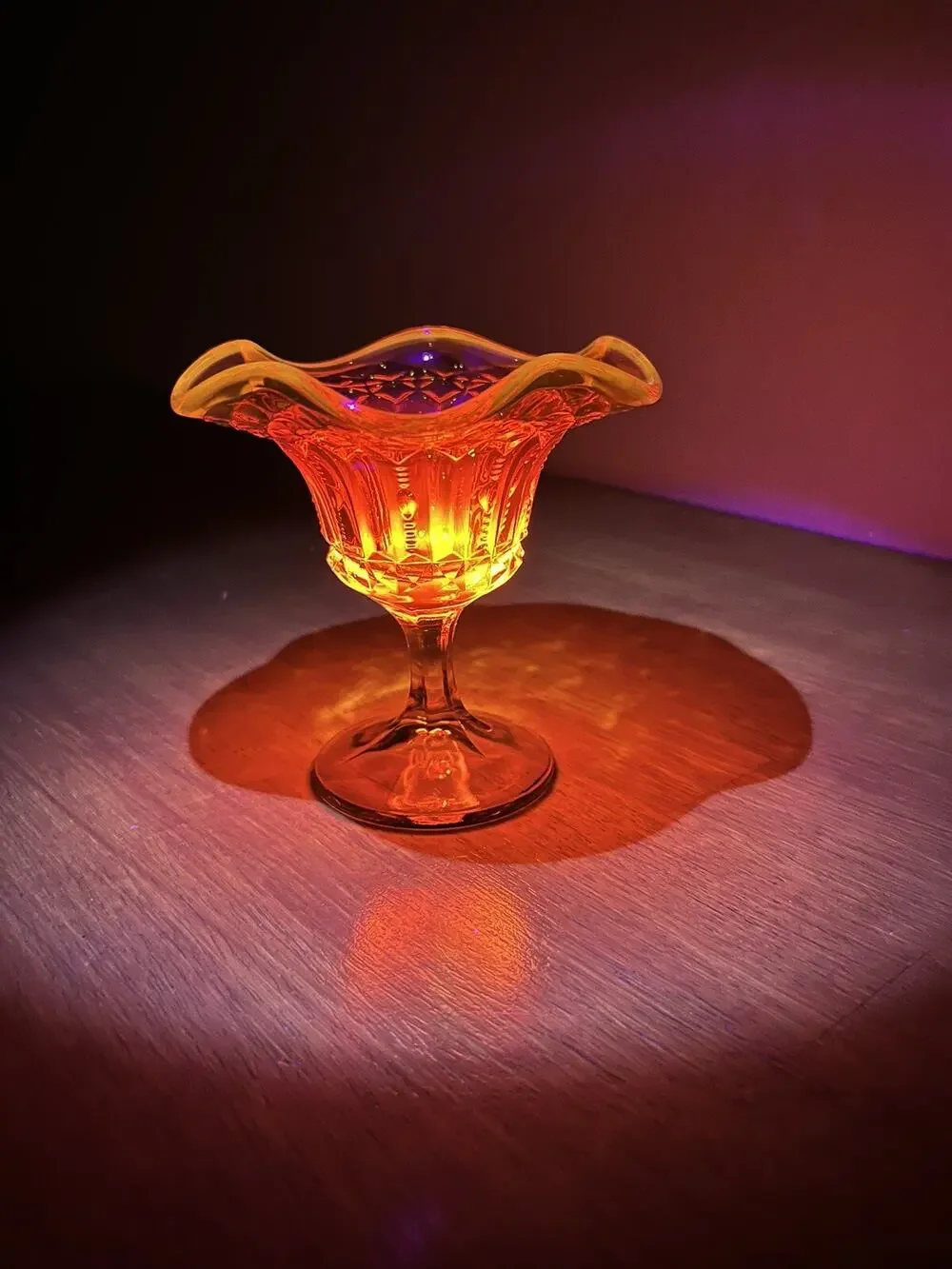 UV REACTIVE VINTAGE FENTON RUFFLEDEDGE AMBER GLASS PEDESTALCANDY DISH
